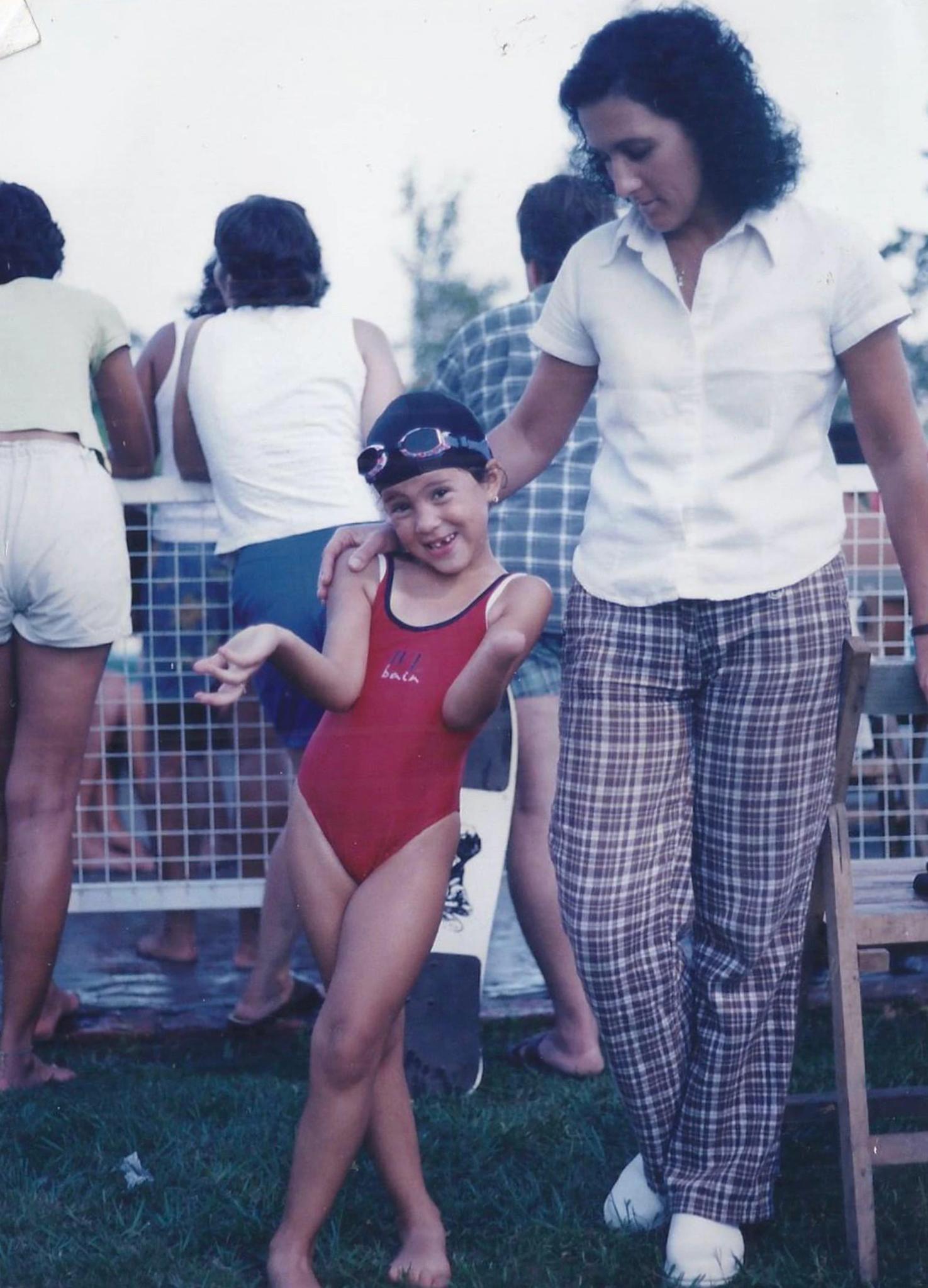 A los cinco años, por recomendación de Paulina Silver, la directora de la Escuela 2000, en Resistencia, Daniela empezó a practicar natación.